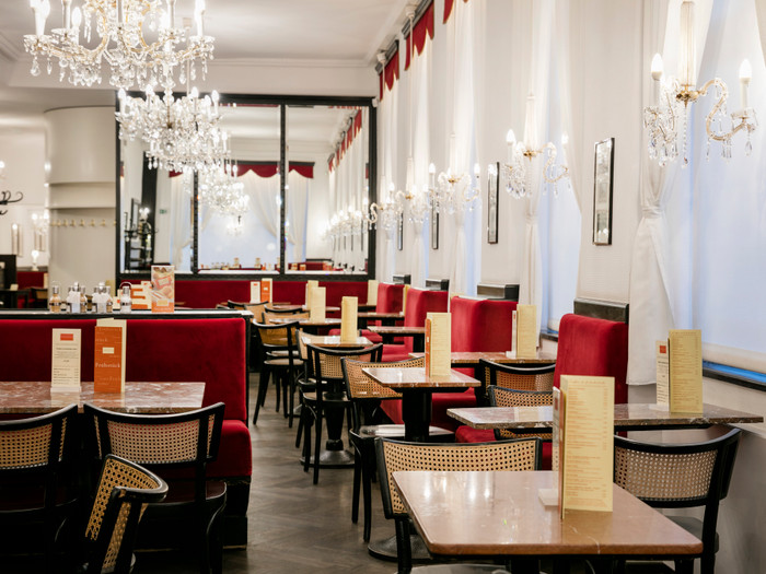 赤いベルベットのソファがエレガントな店内。テラス席も人気　©ÖW/ Harald Eisenberger