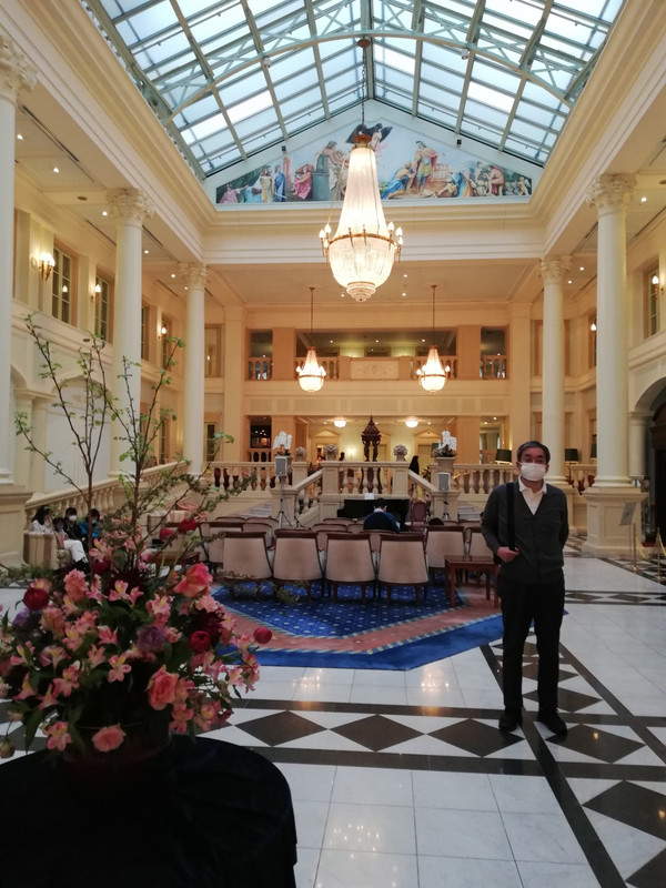 ホールは広々、クラシックな飾り付けで美しい