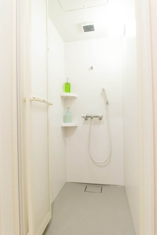 バスルームのシャワー