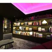 六本木ホテルS（東京都 スタンダードホテル）：シックでモダンな暖炉のあるラウンジ。棚に並ぶ写真集や洋書を選んで、優雅に読書の時間を。 / 4