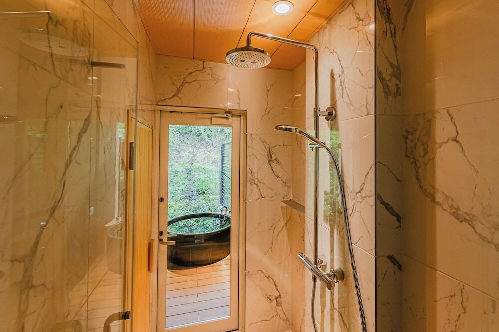 バスルームのシャワー