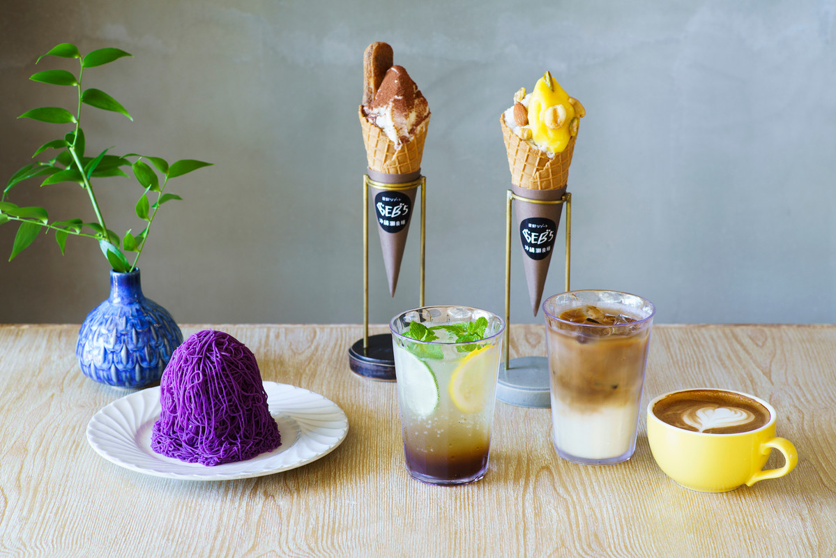 カフェのドリンクとスイーツ