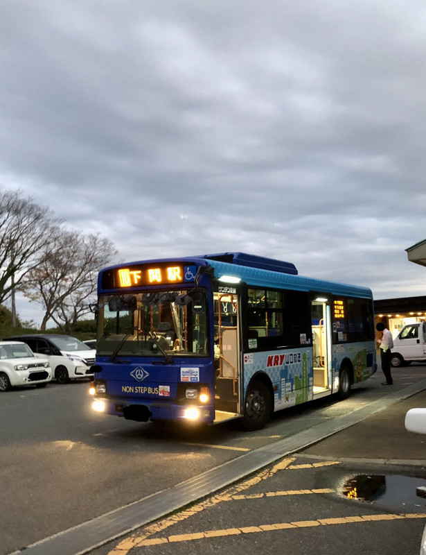 路線バスも停まります