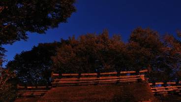 施設の正面 (日没後) / 9