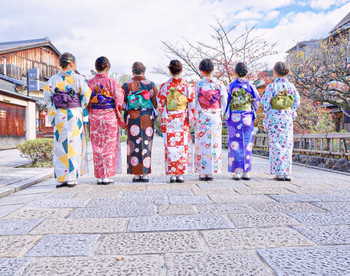 古都を旅する外国人女性と日本人女性