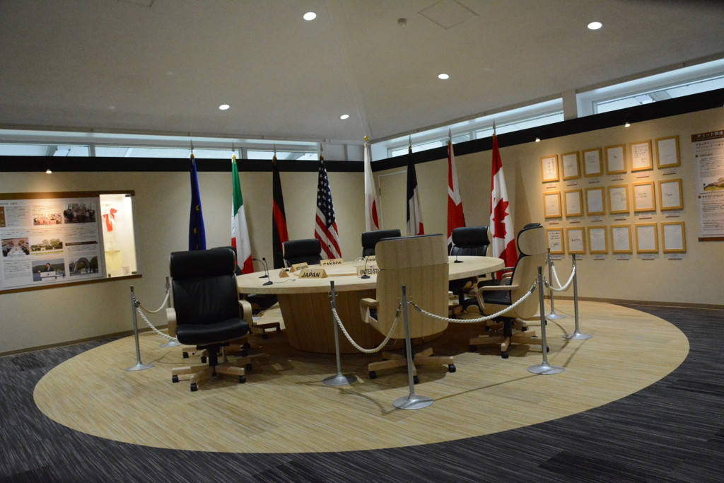 G7の首脳のパネルがお出迎え！あの丸いテーブルで記念撮影も！1306108