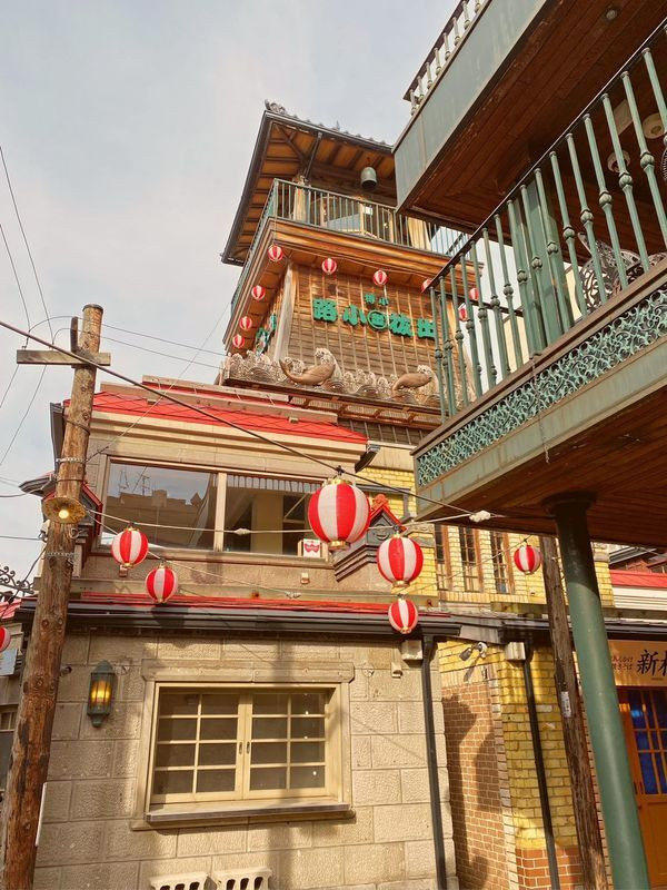 「小樽出抜小路」は、明治・大正時代の街並みをイメージしたレトロな屋台村。約20の飲食店が軒を連ね、シンボルの「火の見やぐら」からは小樽運河を一望できる / 3