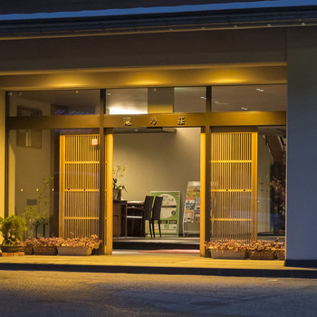 滝のほとりでのんびり過ごせる温泉宿4240124