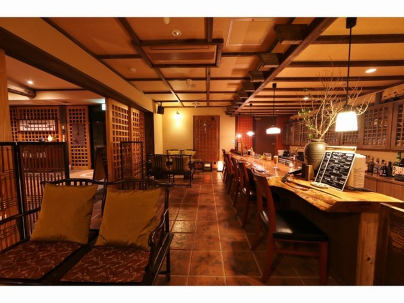 大人の雰囲気のカフェバーでリゾート気分を盛り上げよう3395660