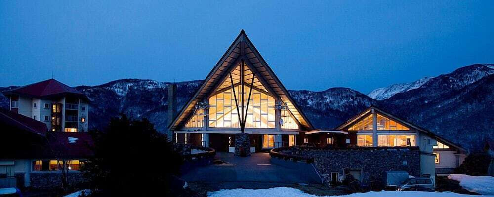 施設の正面 (日没後)