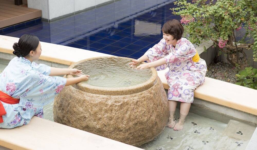 足湯につかりながら手湯も / 4