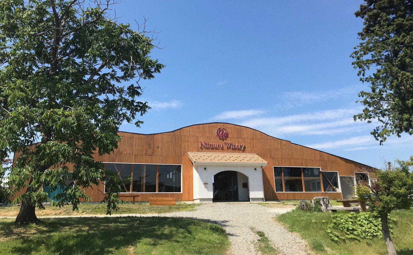 2. 芳醇な香りのワインを味わう「新鶴ワイナリー」2017057