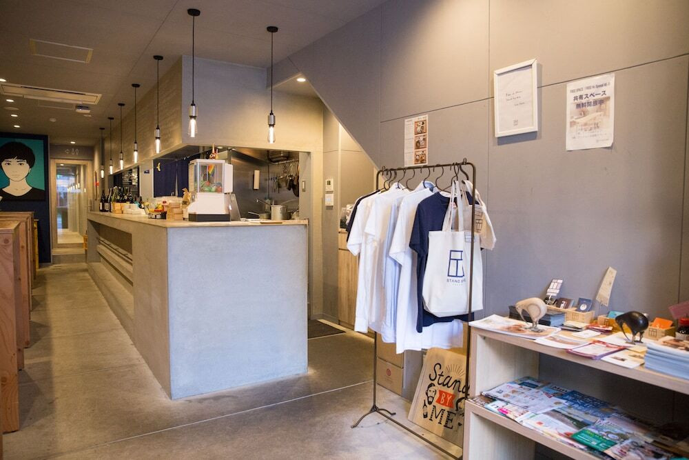 博多の中心にある「泊まれる立ち飲み屋」、ハイセンスなゲストハウス3960536