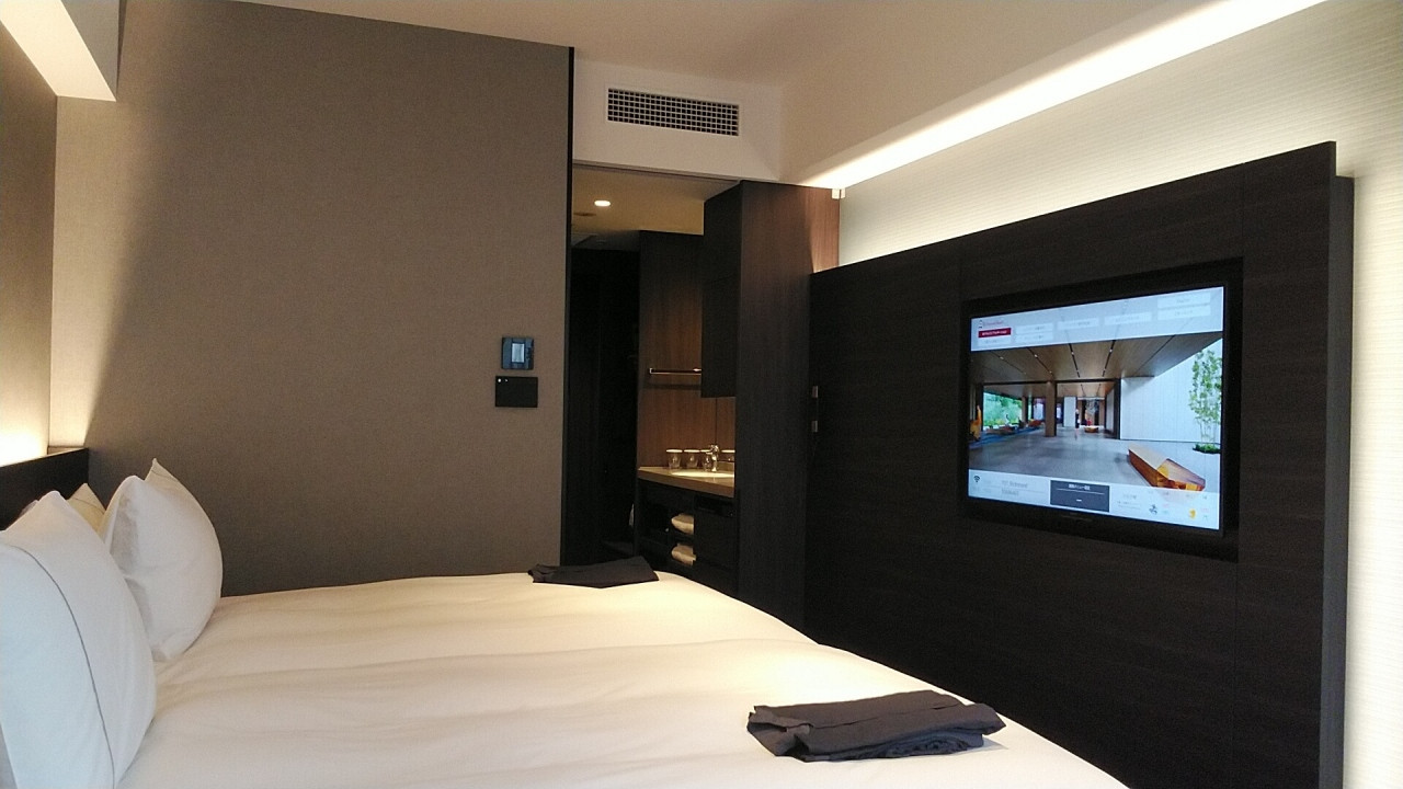 テレビは大型です。
