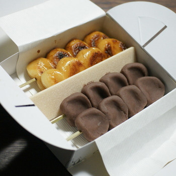 「羽二重団子 エキュート日暮里店」料理 1095842 ４本入り　紙パッケージ（１，１２３円）２０１５年９月