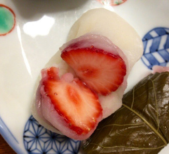 「大和屋」料理 786611 いちご大福はなんと白餡、綺麗だ