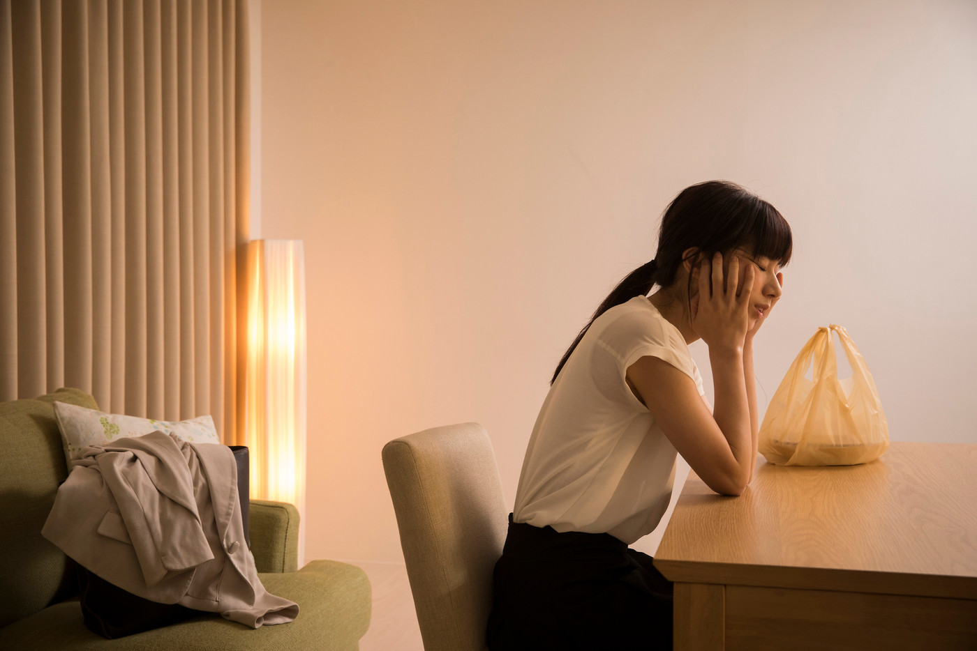 若い女性・夜・自宅