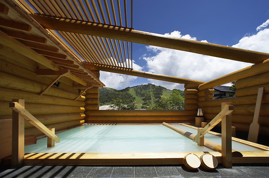 5.ログ露天風呂が自慢の「万座温泉 万座亭」4088302