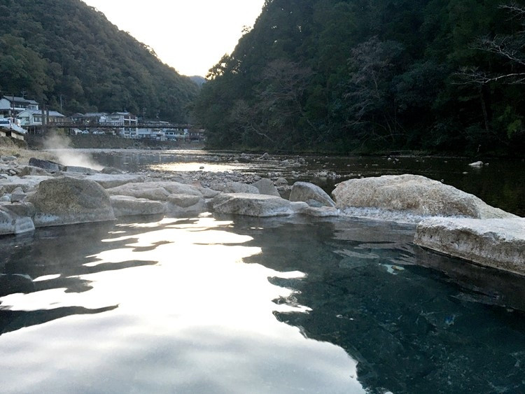 早朝の川沿い露天
