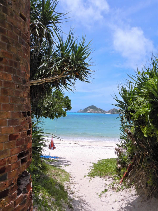 ペンションから数十歩で阿波連ビーチ♪