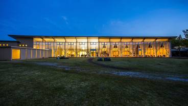 施設の正面 (日没後) / 1