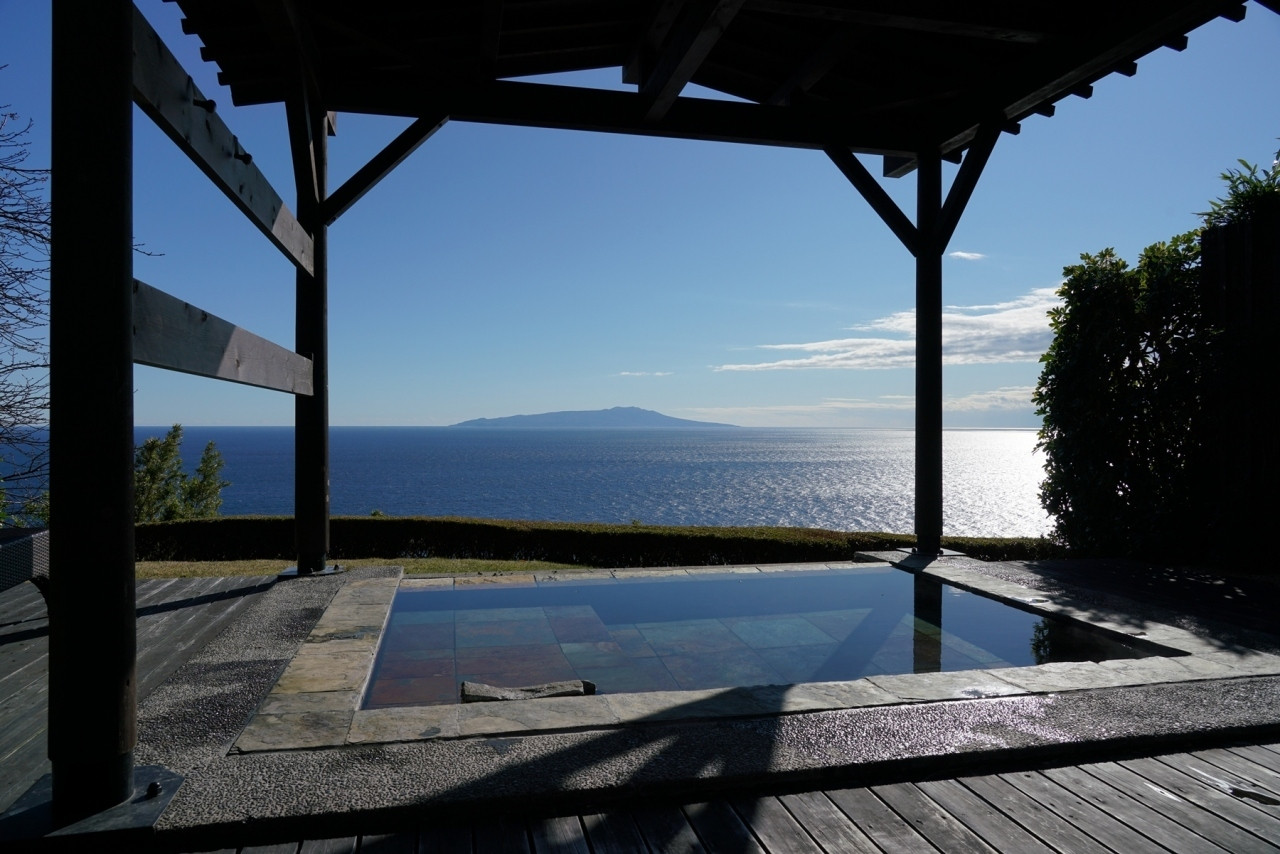 「絶景の離れの宿 月のうさぎ」の海が見える露天風呂で、開放的な気分に4771546