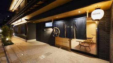 施設の正面 (日没後) / 4