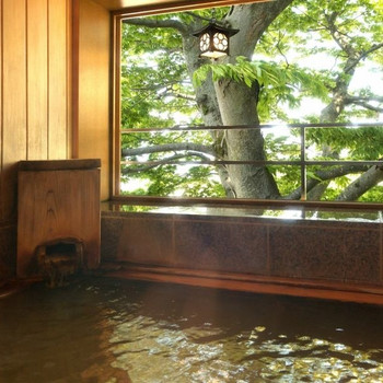 黄金の湯に癒やされる、詩人も愛した情緒ある宿3405273