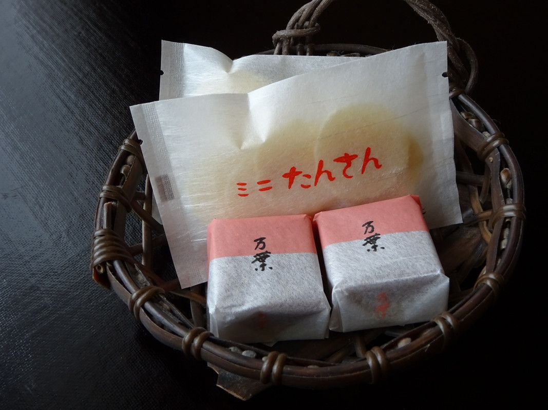 お部屋のお菓子。部屋にはお茶のほか、ネスプレッソも。
