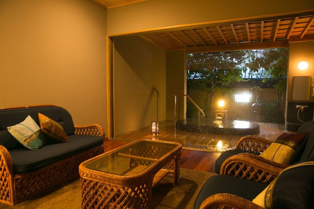 お食事は個室食事処で♪リビング付き半露天付貸切湯がある純和風旅館4280995