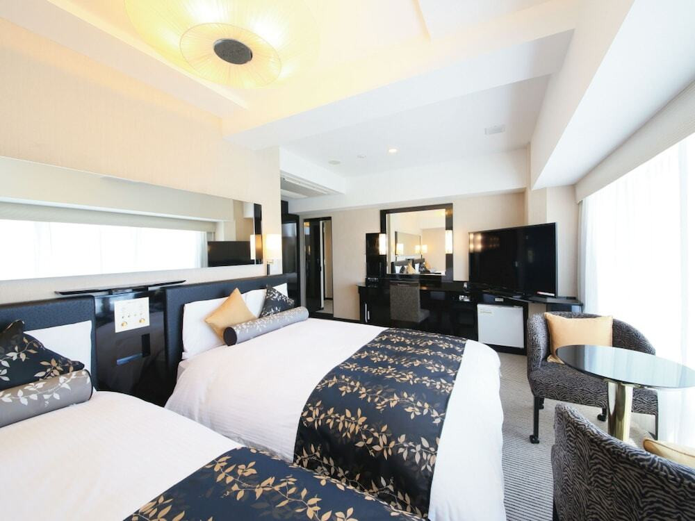 12．アパホテル＜新宿御苑前＞4283081