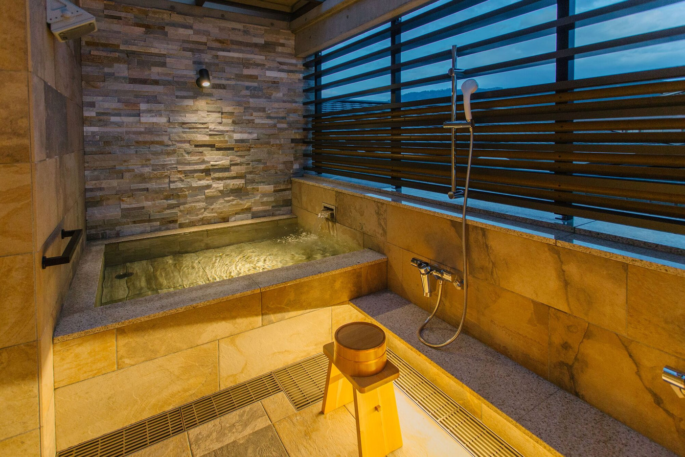 ルーフテラスでシャンパンを。露天風呂でリラックス3915410