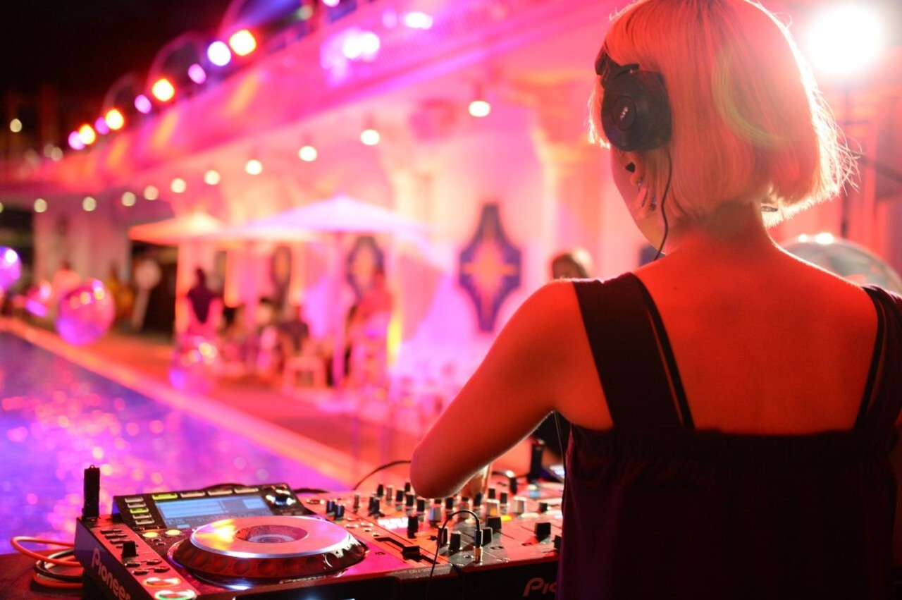 女子会にぴったり♪夏季限定のナイトプールも3980458