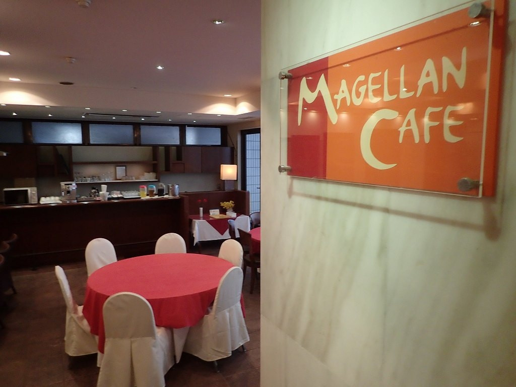 昼間、コーヒーなどフリードリンクのカフェ