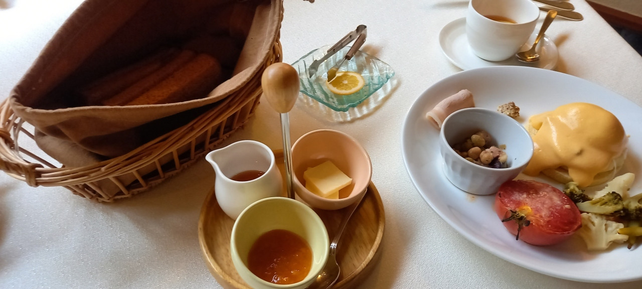 朝食、温野菜スープ、ヨーグルト、飲み物　さびしい