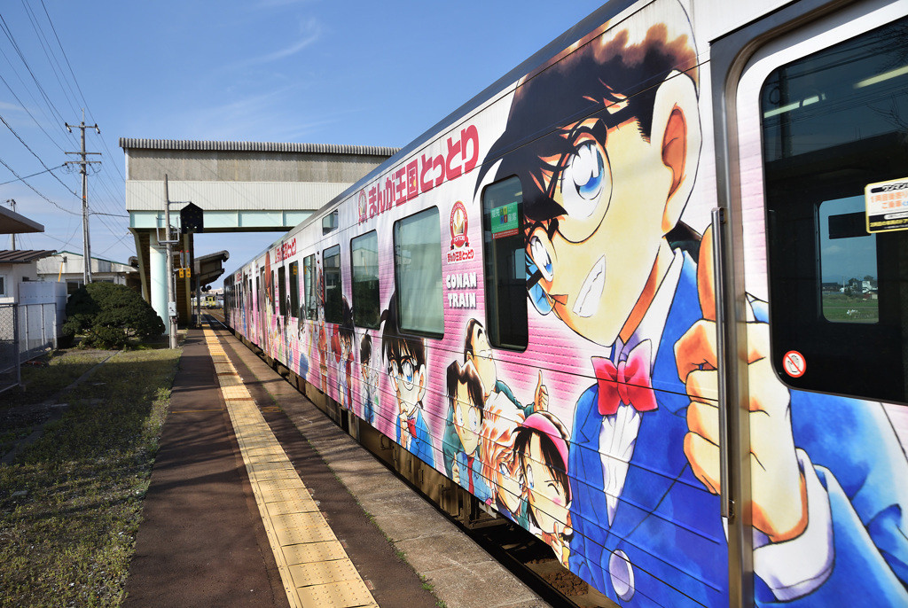5. お次は「名探偵コナン」。ラッピング列車でコナン駅を目指そう3700305