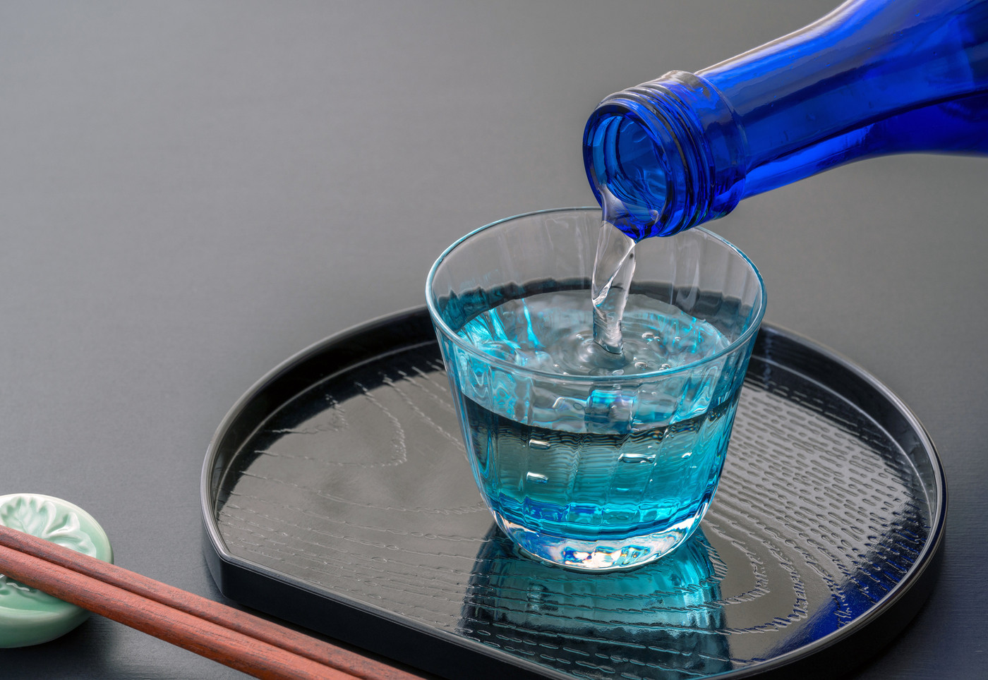 冷酒 日本酒を注ぐ