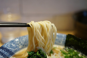 「麺屋 一燈」料理 618143 ラーメンの麺は細めだが、コシはしっかりとダレない麺