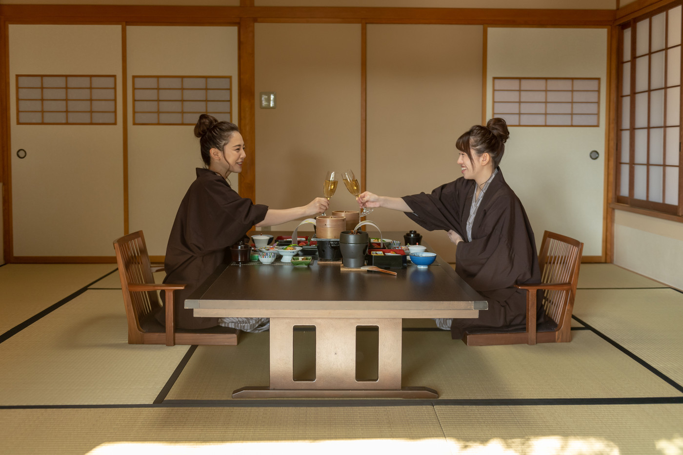 若い女性、女子旅、旅館、浴衣、食事、乾杯