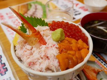 市場の三色海鮮丼