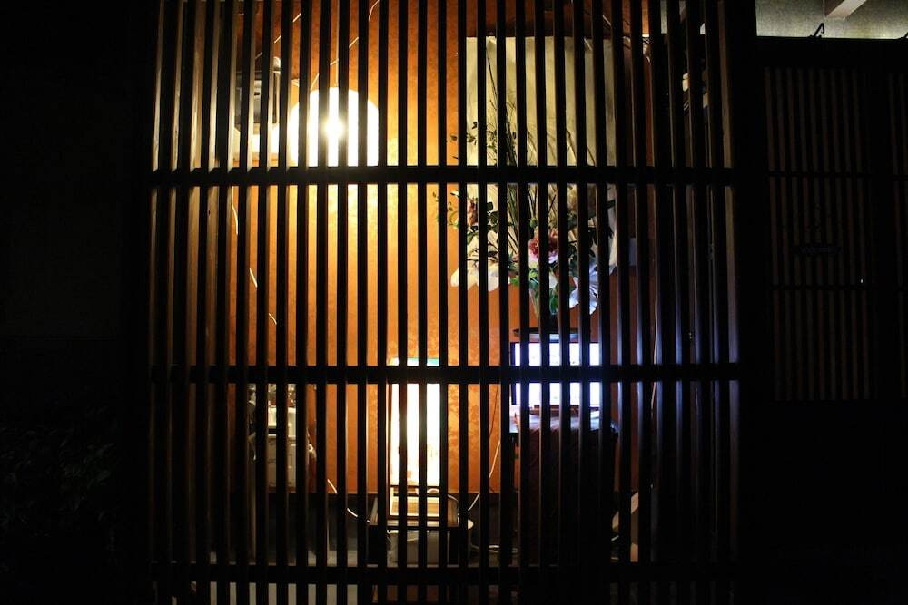 施設の正面 (日没後)