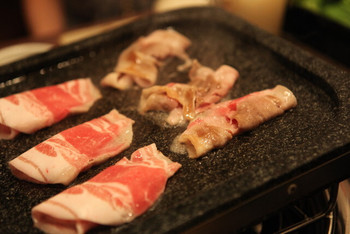 「プングム フレッシュ店」 料理 4750117 サムギョプサル、熱々の石で焼き中