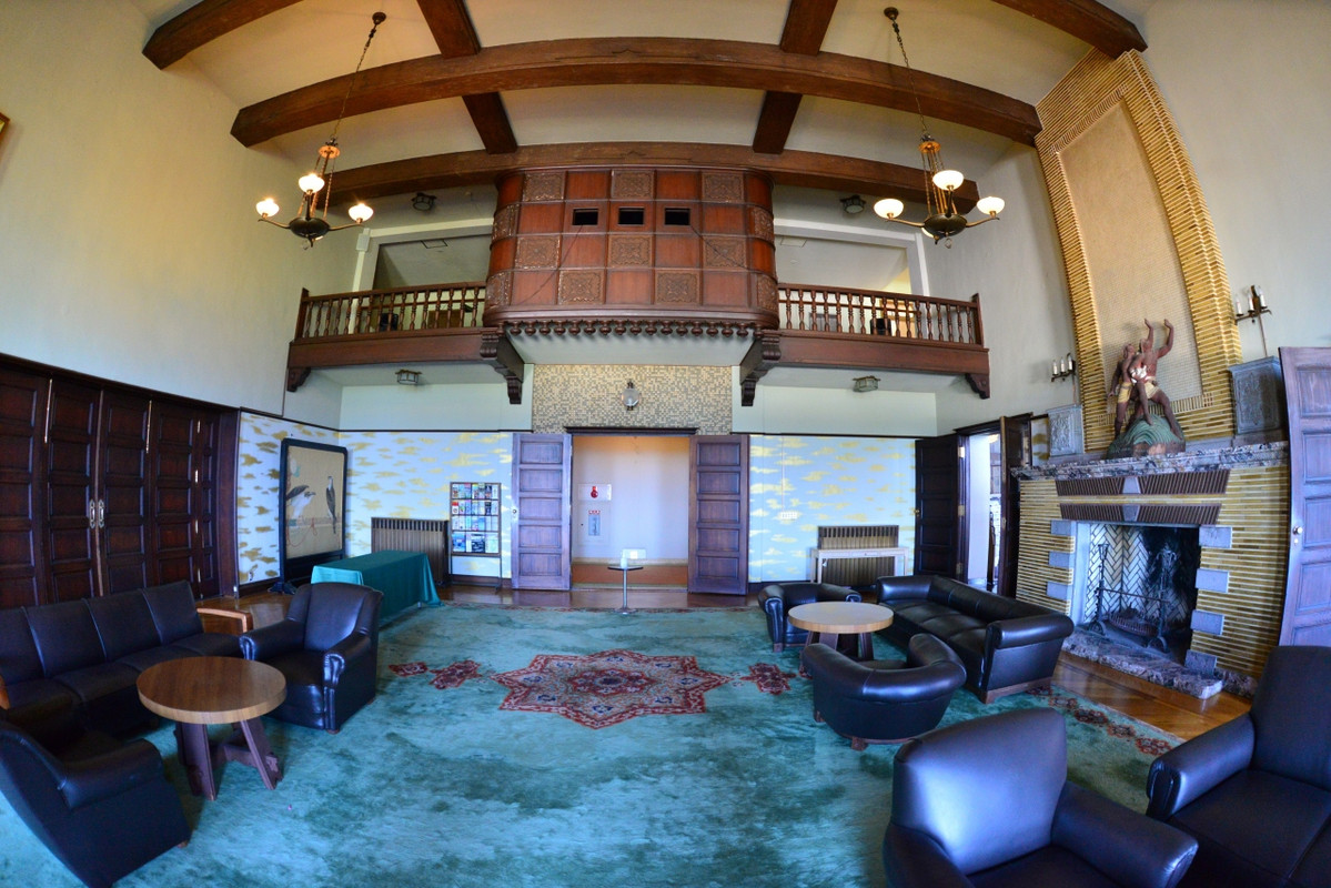 第二ロビー　中央2F映写室