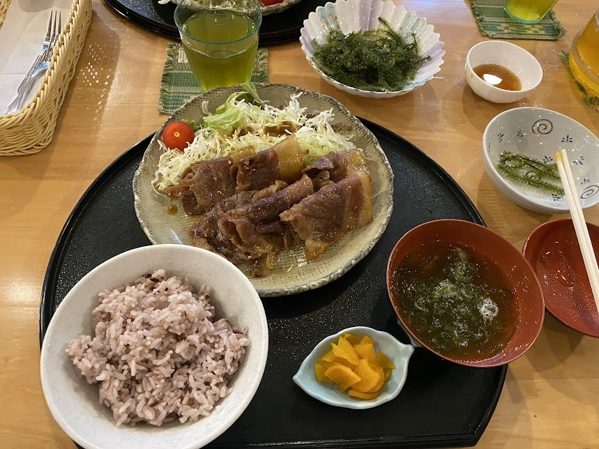 夕食　バリエーション乏しく　味も濃すぎる