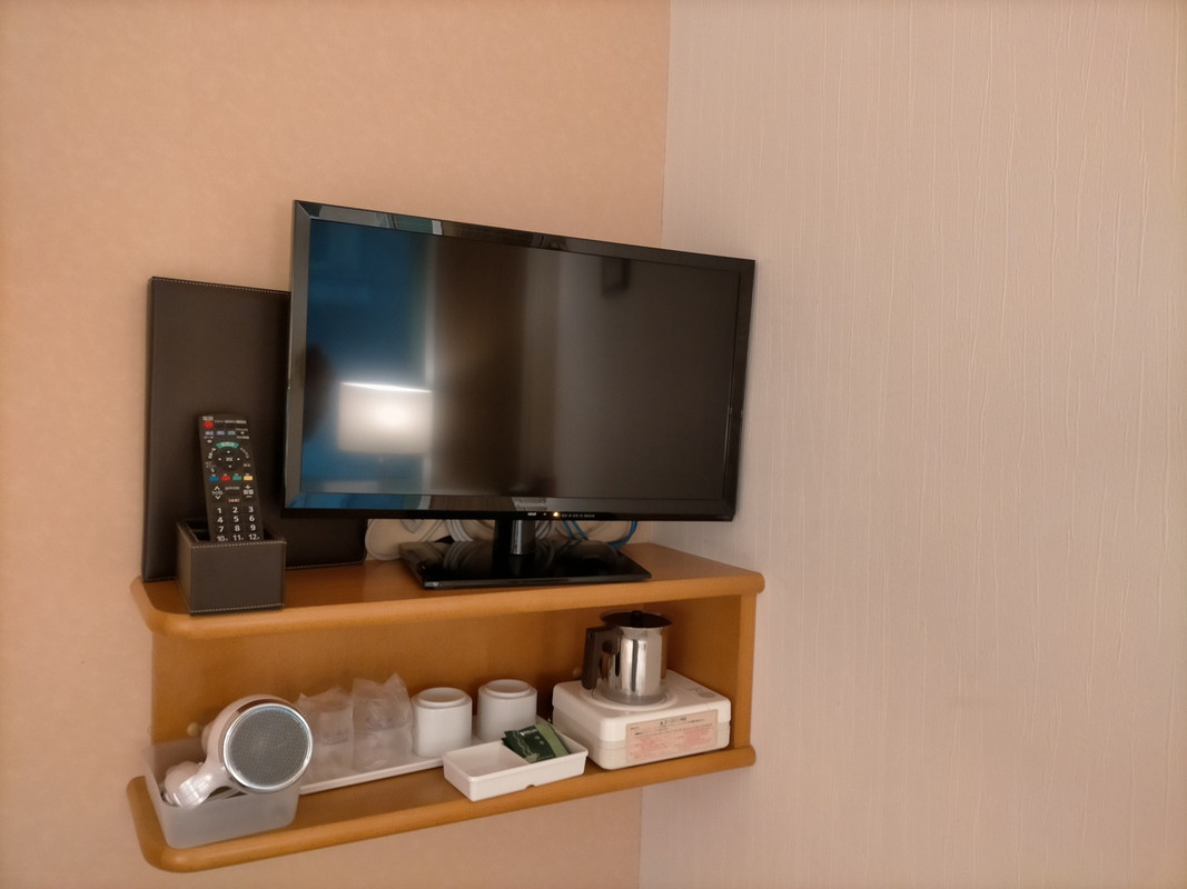 狭いので壁に備品を収納