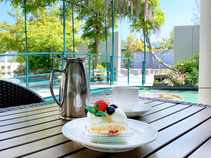 モネの「大睡蓮」周辺のカフェテラスでは、軽食や絵画にちなんだスイーツを