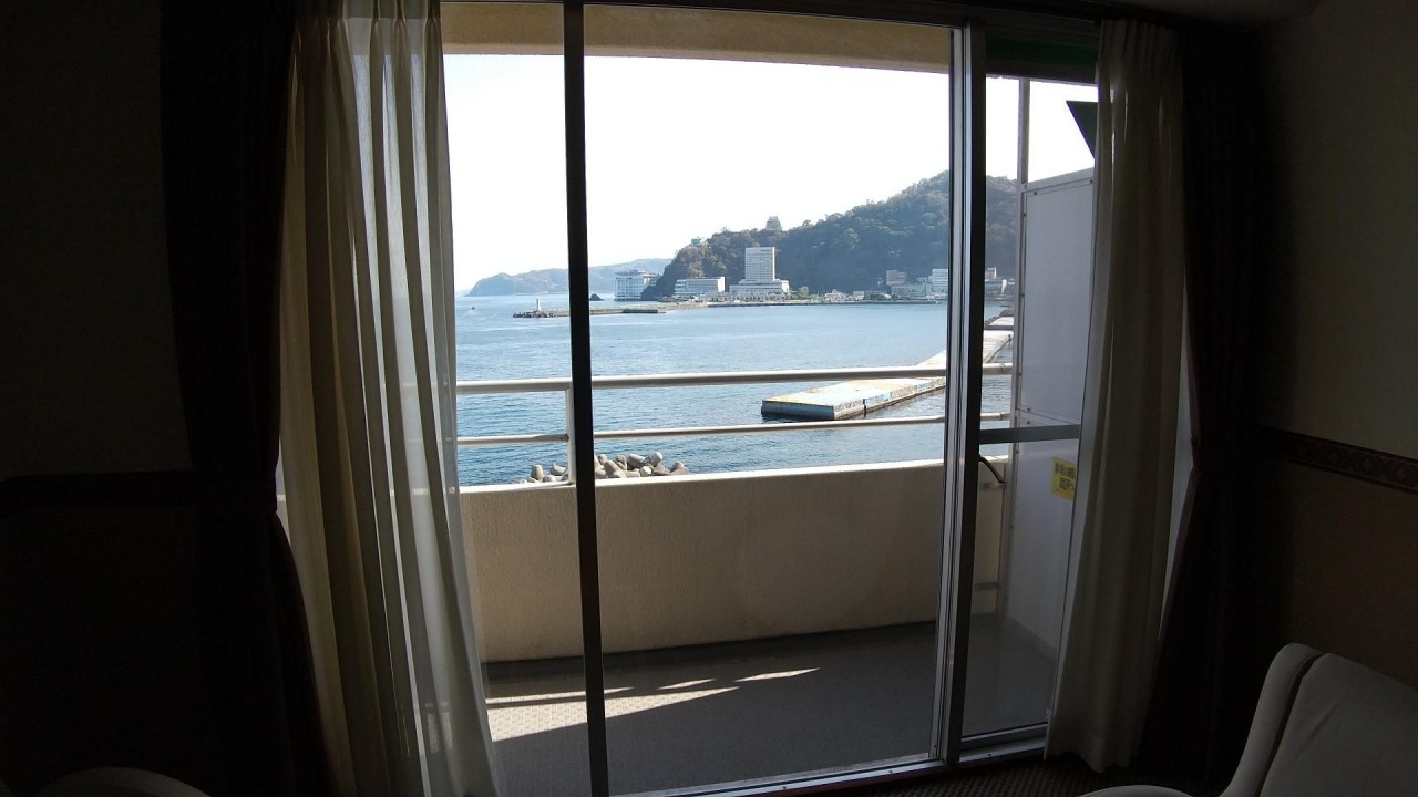 部屋から熱海城を望む