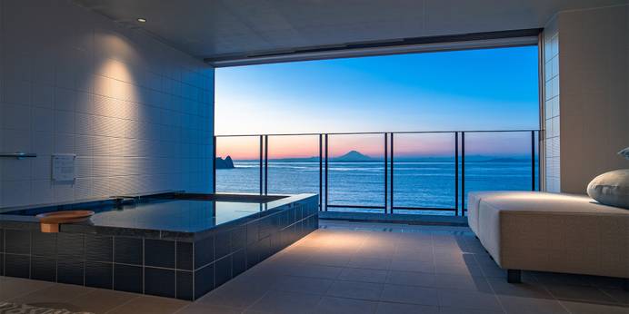 さざね（千葉県 旅館）：広々としたテラスには、天然温泉が湧出する大きな専用露天風呂が。東京湾の大海原に浮かぶ富士山を見ながら、癒しのひとときを。室内にはシャワーブースを完備。 / 1