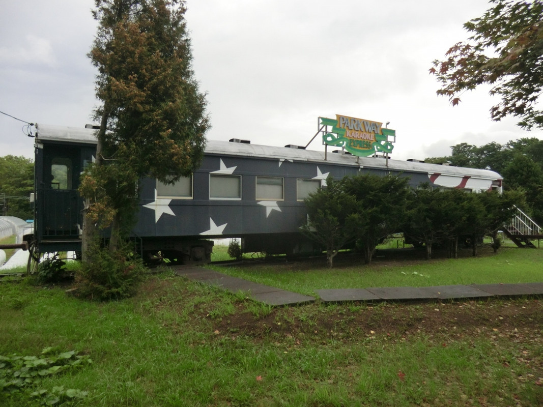 旧型客車のカラオケルームがありました。