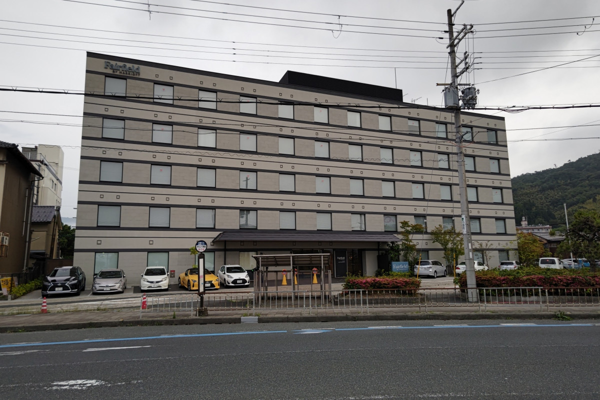 室内とは裏腹に、何の記憶も残らないフツーの外観。